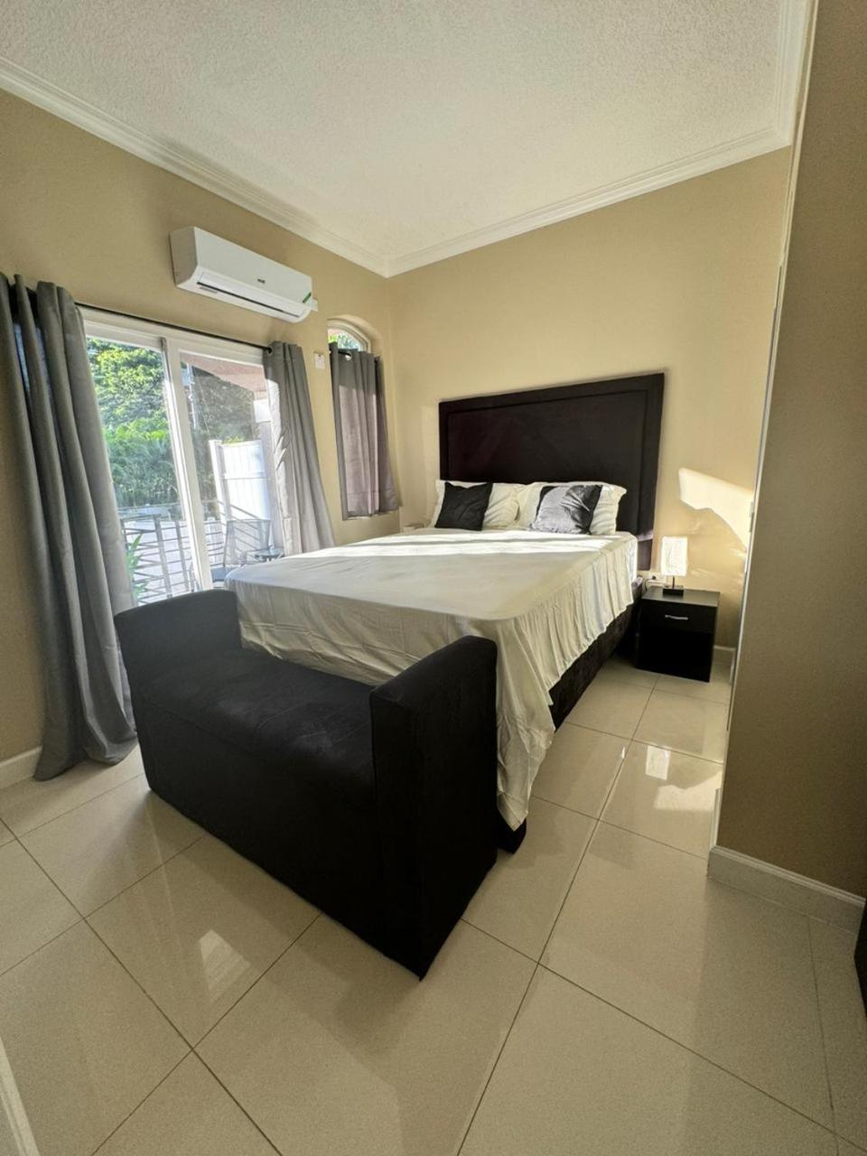 Ramzie'S Place คิงส์ตัน ภายนอก รูปภาพ